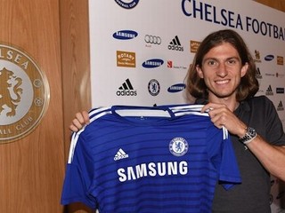 Filipe Luis pózuje s dresom FC Chelsea.