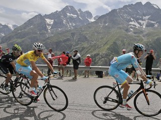 Jacob Fuglsang (vpravo) napriek početným zraneniam a bolestiam pokračuje na Tour a pomáha lídrovi Vincenzovi Nibalimu
