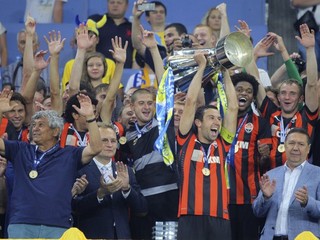 Kapitár Šachtaru Doneck Chorvát Srna drží nad hlavou trofej po zisku Superpohára.