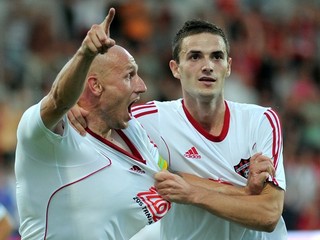 Marek Janečka (vľavo) a Erik Sabo oslavujú trnavský gól.