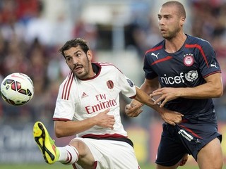 Riccardo Saponara z AC Miláno (vľavo) v súboji s Patjimom Kasamim.