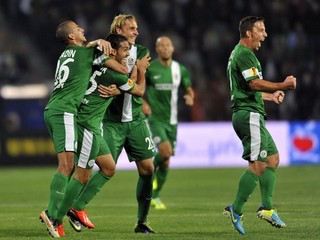 Radosť hráčov Maccabi Haifa v zápase Európskej ligy.