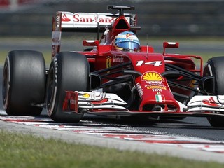 Pilot stajne Ferrari Fernando Alonso počas tréningu na VC Maďarska.