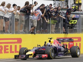 Austrálčan Daniel Ricciardo na monoposte Red Bull oslavuje viťazstvo na Veľkej ceny Maďarska.