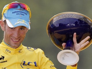 Vincenzo Nibali na stupni víťazov.