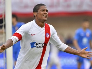 Jairo oslavuje gól v zápase proti Novemu Sadu.