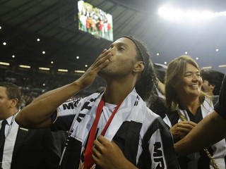 Ronaldinho zdraví fanúšikov po zisku Pohára osloboditeľov.