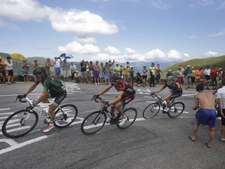 Peter Velits (v strede) v drese BMC na Tour de France.