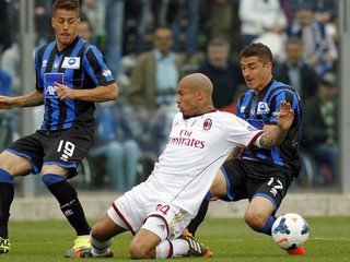 Banán odhodil z ihriska aj Nigel de Jong (uprostred).