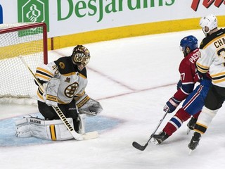 Max Pacioretty strieľa gól do bostonskej bránky.