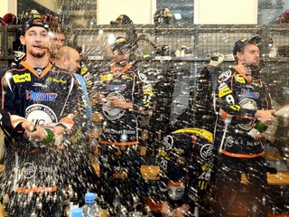 Košickí hokejisti počas osláv majstrovského titulu.