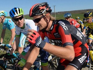 Peter Velits v červeno-čiernom drese BMC.