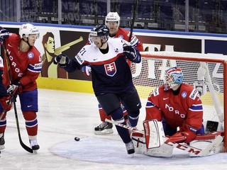 Juraj Mikuš (druhý sprava) sa teší z prvého gólu našich.