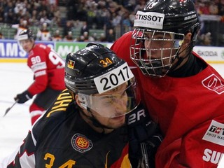 Kevin Fiala (vpravo) počas stredajšieho zápasu proti Nemecku.