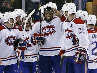 Obranca P.K. Subban z Montrealu Canadiens (v strede) sa teší z postupu spolu so spoluhráčmi.