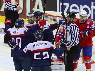 Na snímke vľavo víťazná radosť hokejistov Slovenska po strelení piateho gólu, popredí Martin Marinčin, vľavo Tomáš Tatar, druhý zľava strelec gólu Michel Miklík a Tomáš Marcinko, vpravo Nór Mads Hansen.