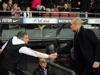 Pep Guardiola (vpravo) a Jose Mourinho si podávajú ruky na archívnej snímke. Prvý ešte ako tréner FC Barcelona, druhý ako tréner Realu Madrid.