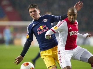 Jonatan Soriano z FC Salzburg (vľavo).