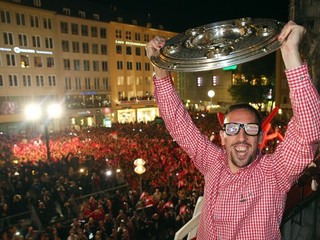 Franck Ribery s trofejou pre víťaza Bundesligy.