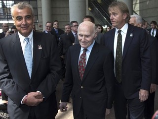 Bývalý majiteľ Milwaukee Herb Kohl (uprostred) a noví majitelia Marc Lasry (vľavo) a Wesley Edens.