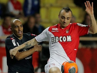 Dimitar Berbatov v drese Monaka (vpravo).