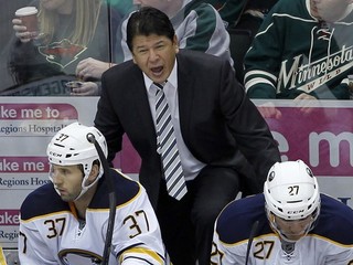 Tréner Ted Nolan na lavičke Buffala.