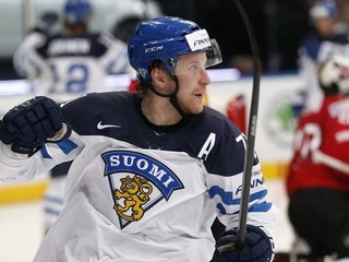 Z gólu sa raduje Fín Leo Komarov.