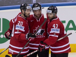 Hráč Kanady Cody Hodgson (uprostred).