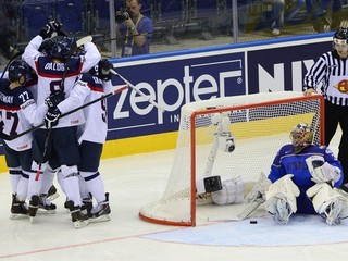 Slováci oslavujú druhý gól Talianom. Strelil ho Marek Viedenský.
