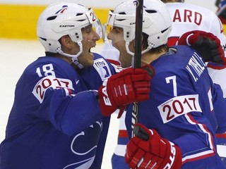 Yorick Treille (vpravo) a Yohann Auvitu oslavujú gól proti Nórom.