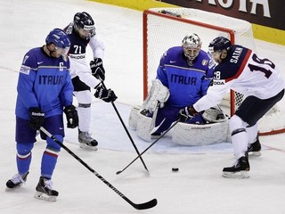 Miroslav Šatan (vpravo) pre bránkou Talianska.