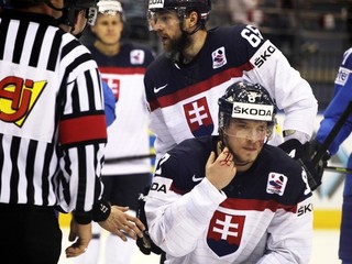 Zranený Marcel Haščák musel opustiť klzisko po tom, čo ho trafil do tváre puk.