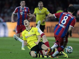 Roberta Lewandowskeho z Dortmundu fauluje Toni Kroos (schovaný), vpravo je Javier Martinez.