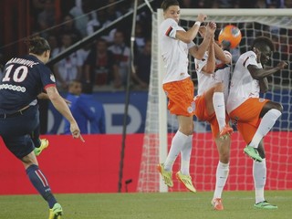 Zlatan Ibrahimovič zahráva priamy kop proti Montpellier.