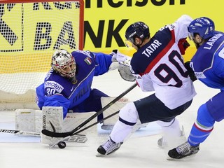 Na snímke zľava taliansky brankár Daniel Bellissimo, slovenský hokejista Tomáš Tatar a Thomas Larkin.