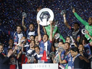 Trofej drží Thiago Motta.