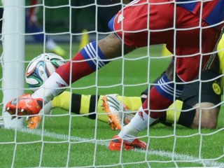 Dante takto odkopáva loptu podľa viacerých záberov už spoza bránkovej čiary.