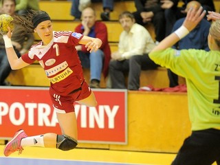Dominika Kodajová z HK Slovan Duslo Šaľa (vľavo) a brankárka Anastasiia Zykova z Iuventa Michalovce.