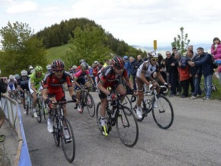 Giro d´Italia: Cadel Evans (v strede).