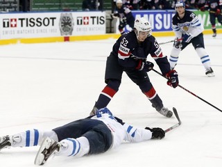 Útočník USA Johnny Gaudreau a fínsky obranca Tuukka Mantyla (na ľade).