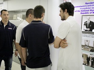 Ladislav Nagy (vľavo) počas recepcie slovenskej hokejovej reprezentácie u veľvyslanca SR Miroslava Mojžitu v Národnom olympijskom centre Bieloruskej republiky.