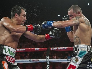 Mike Alvarado (vpravo) a Juan Manuel Márquez.