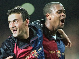 Luis Enrique (vľavo) a Patrick Kluivert v drese Barcelony v roku 1999.