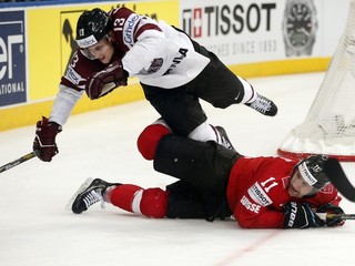 Lotyš Guntis Galvins padá cez Švajčiara Benjamina Plussa.