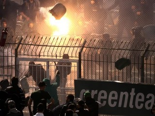 Stret fanúšikov Panathinaikosu a PAOK.