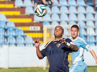 Sprava: hráč Slovana Karol Mészáros a hráč Nitry Silva Nascimento Cleber počas zápasu 32. kola Corgoň ligy.