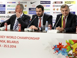 Vladimír Vůjtek (vpravo) počas tlačovej konferencie po zápase Dánsko - Slovensko.