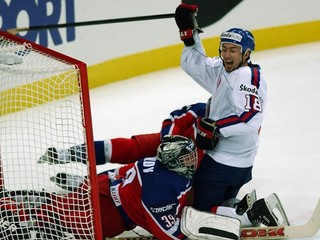 Finálové stretnutie na MS Slovensko - Rusko 11. mája 2002 v Göteborgu. Miroslav Šatan dvíha ruky, keď jeho strela skončila za chrbátom ruského brankára Maxima Sokolova, no rozhodca gól neuznal.