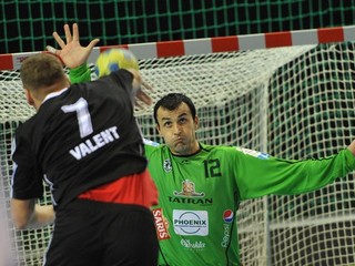 Zľava: Martin Valent (Topoľčany) a brankár Prešova Svetislav Verkič počas tretieho finálového zápasu.