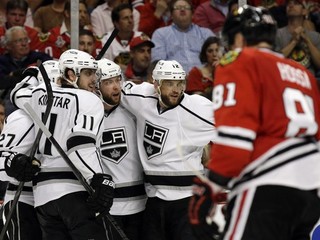 Hráči Los Angeles Jake Muzzin (6), Marián Gáborik (12), Alec Martinez (27) a Anze Kopitar (11) sa tešia z gólu, v popredí je Marián Hossa z Chicaga.